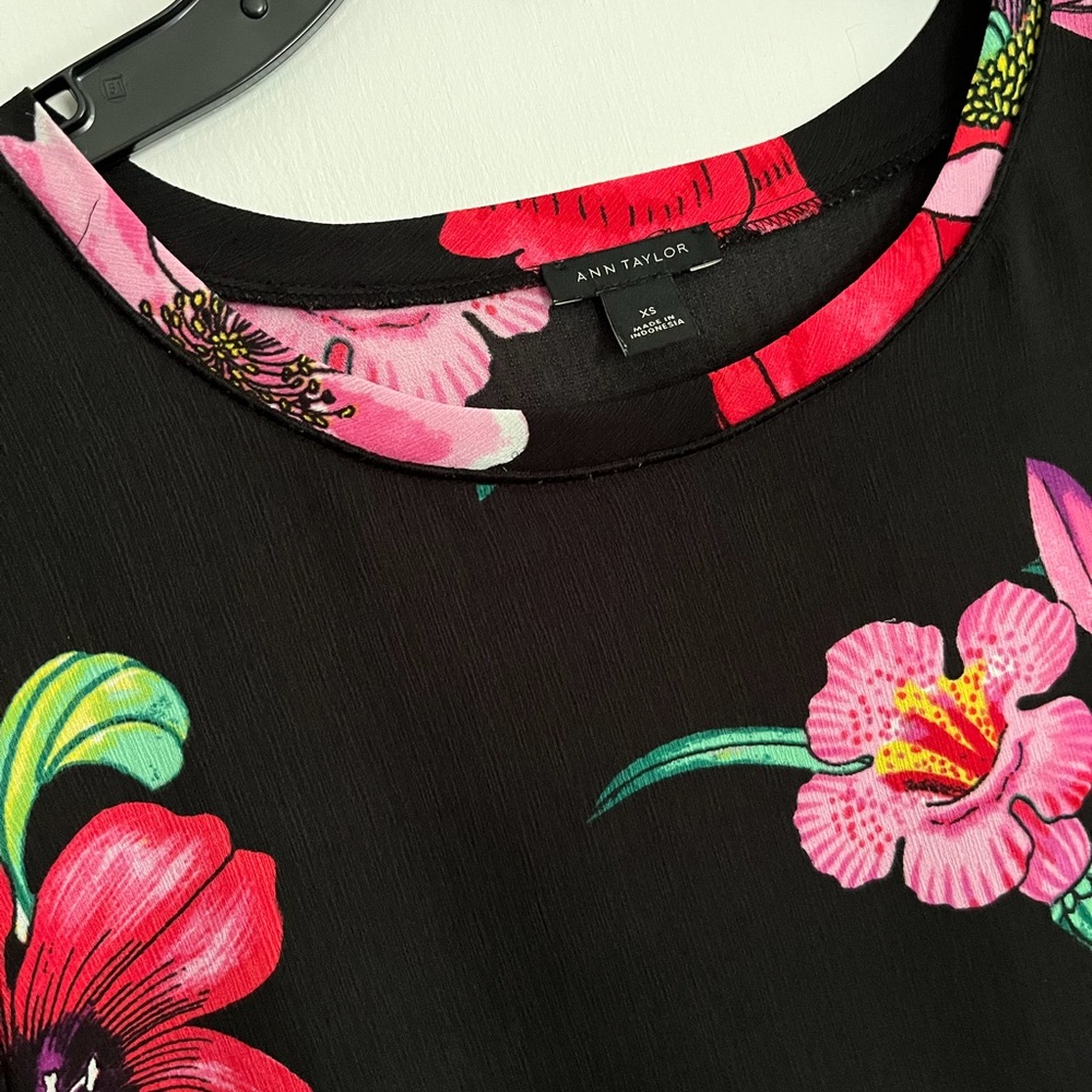 Ann Taylor Short Sleeve Top Size XS